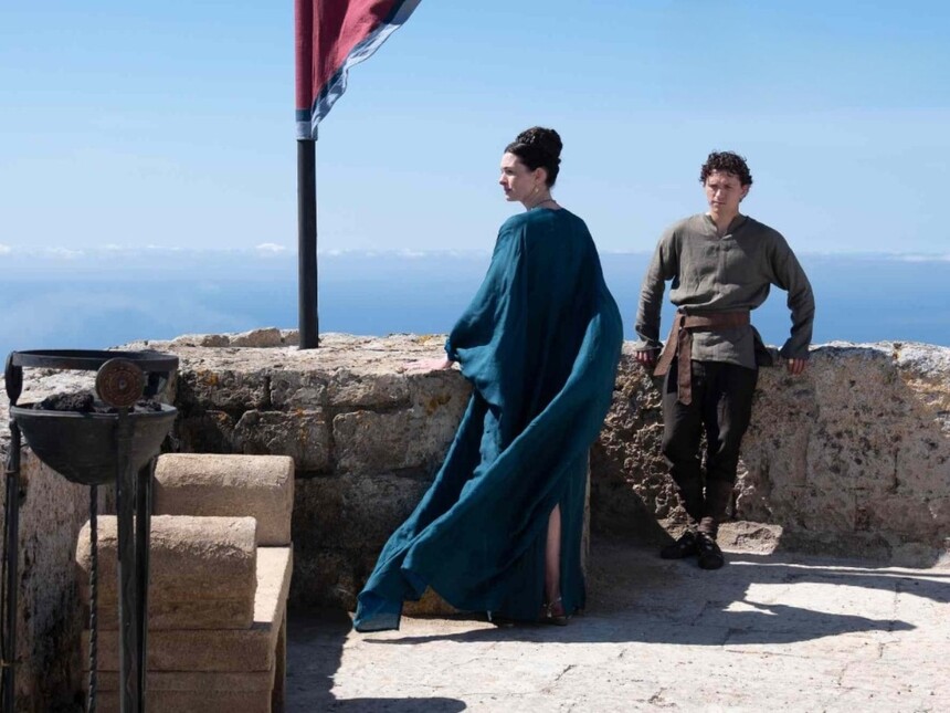 V roli syna a manželky Odyssea se objeví Tom Holland a Anne Hathaway.