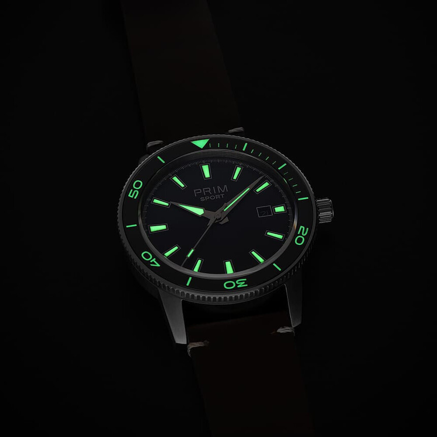 Ukázka luminiscence u podobného modelu Prim Sport 68 Automatic W01P.13255.
