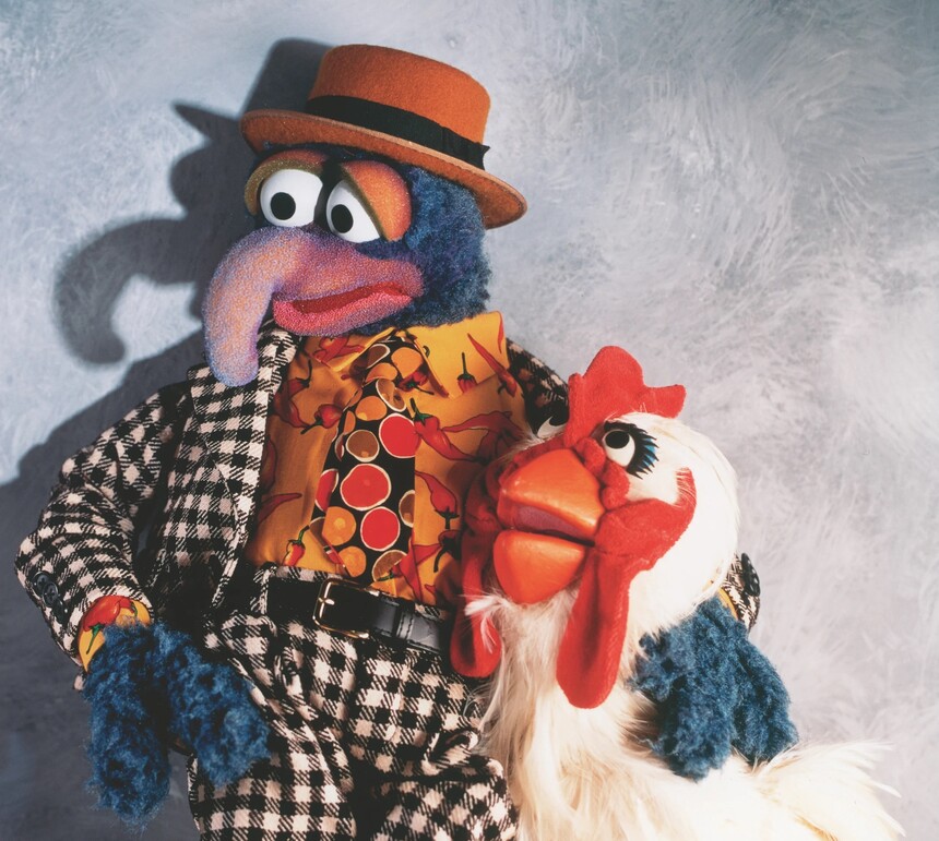 Gonzo a jeho přítelkyně slepice.