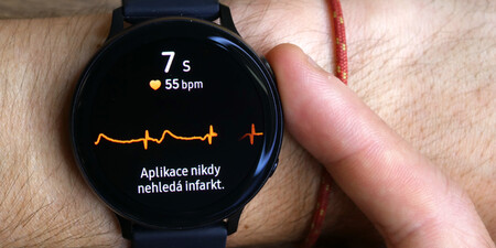 Chytré hodinky Samsung nově měří EKG a krevní tlak