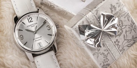 Čistě bílé a elegantní dámské hodinky – Fotogalerie