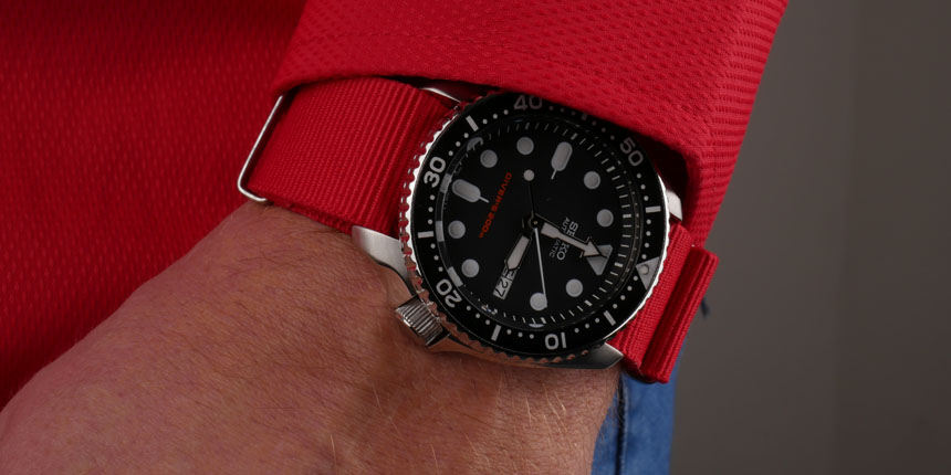 Hodinky Seiko SKX007 na červeném NATO řemínku