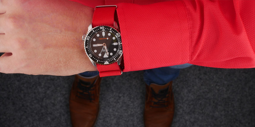 Hodinky Seiko SKX007 na červeném NATO řemínku pohled shora