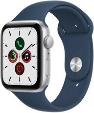 Apple Watch SE GPS, 44mm, pouzdro ze stříbrného hliníku s hlubokomořsky modrým sportovním řemínkem