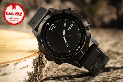Garmin Fenix 5 Sapphire Black Optic, Black band (+ náhradní žlutý silikonový řemínek)