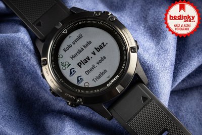 Garmin Fenix 5 Sapphire Black Optic, Black band (+ náhradní žlutý silikonový řemínek)