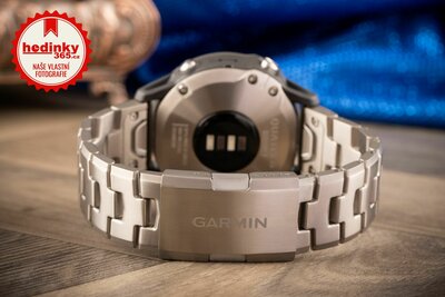 Garmin Quatix 6 PRO Sapphire Titanium/Titanium Band (+ náhradní řemínek)