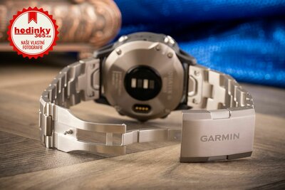 Garmin Quatix 6 PRO Sapphire Titanium/Titanium Band (+ náhradní řemínek)