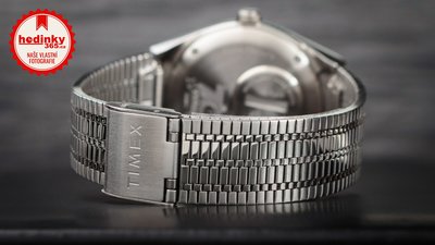 Timex Q Timex Reissue TW2U71300 Peanuts 70th Anniversary Snoopy