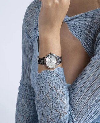 Guess Three Of Hearts GW0657L1