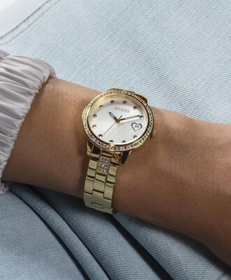 Guess Three Of Hearts GW0657L2